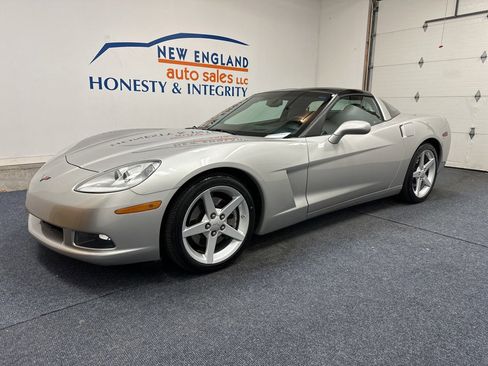 Used 2005 Chevrolet Corvette Coupe w/ Preferred Equipment Group RWD image 3