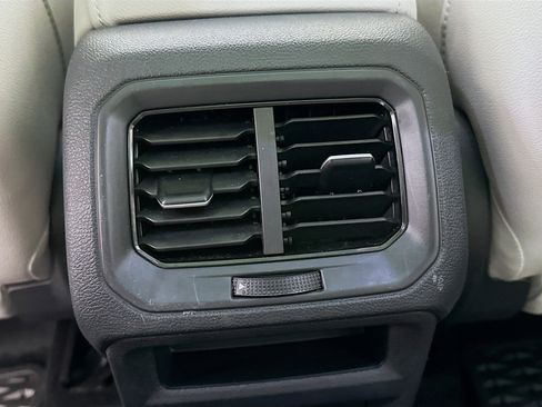 Used 2025 Volkswagen Taos SE w/ Panoramic Sunroof Package AWD/4WD image 28