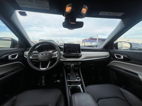 Used 2025 Jeep Compass Limited image 33