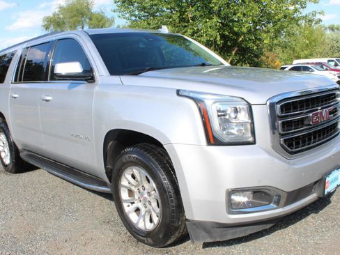 Used 2017 GMC Yukon XL SLT w/ Open Road Package AWD/4WD image 7
