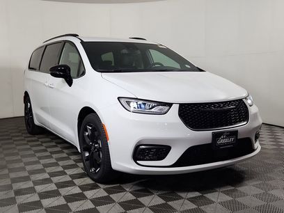 New 2026 Chrysler Pacifica Select w/ S Appearance Package