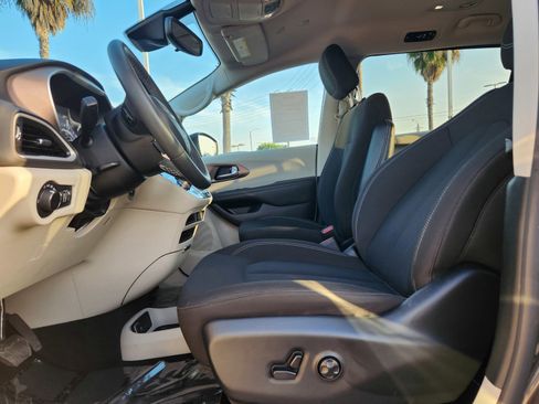 Used 2023 Chrysler Voyager LX image 47