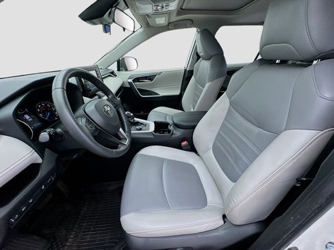 Used 2022 Toyota RAV4 XLE Premium image 13