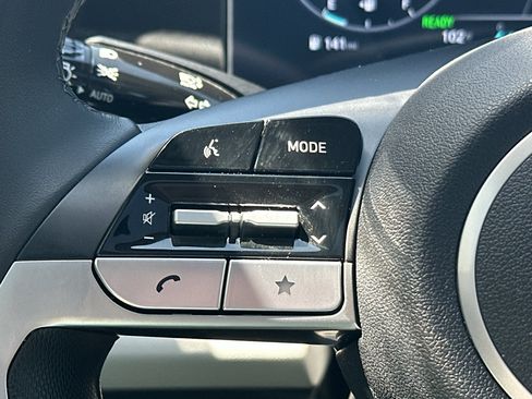 Used 2025 Hyundai Elantra Limited FWD image 16