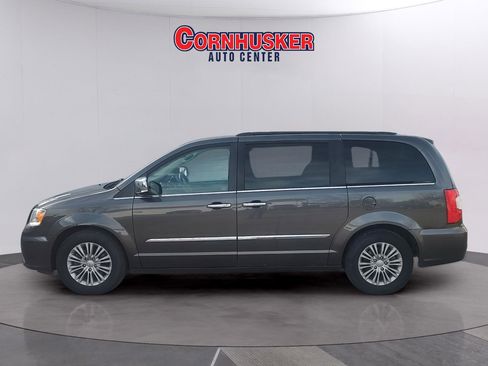 Used 2016 Chrysler Town & Country Touring-L w/ Driver Convenience Group image 5