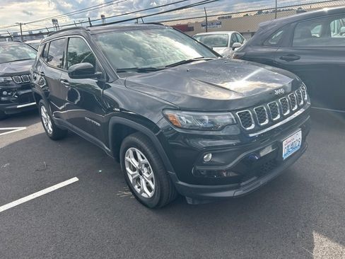 Used 2025 Jeep Compass Latitude w/ Sun & Sound Group AWD/4WD image 2