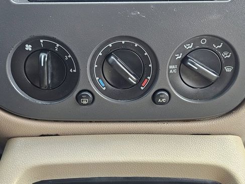 Used 2005 Ford Expedition XLT image 14