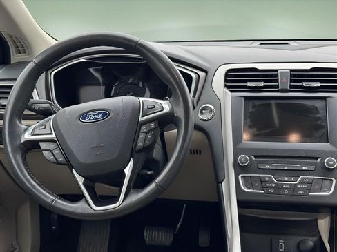 Used 2017 Ford Fusion SE w/ Fusion SE Technology Package FWD image 8