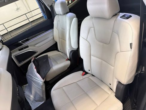 Used 2024 Kia Telluride AWD image 11