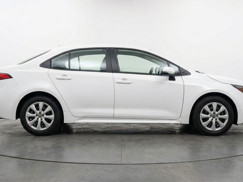 Used 2025 Toyota Corolla LE FWD image 11