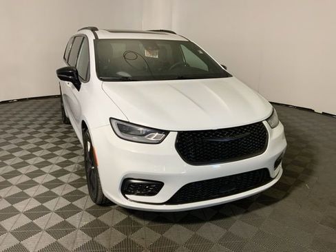 Used 2023 Chrysler Pacifica Limited w/ Uconnect Theater Family Group AWD/4WD image 4