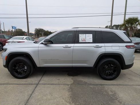 Used 2022 Jeep Grand Cherokee Limited image 7