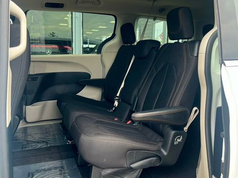 Used 2017 Chrysler Pacifica LX w/ Tire & Wheel Group FWD image 14
