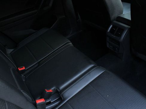 Used 2021 Volkswagen Tiguan SE image 31