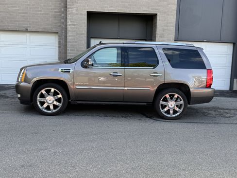 Used 2012 Cadillac Escalade 4WD Hybrid image 2