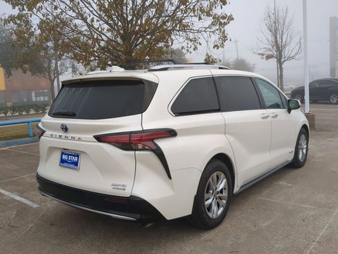 Used 2021 Toyota Sienna Limited image 3