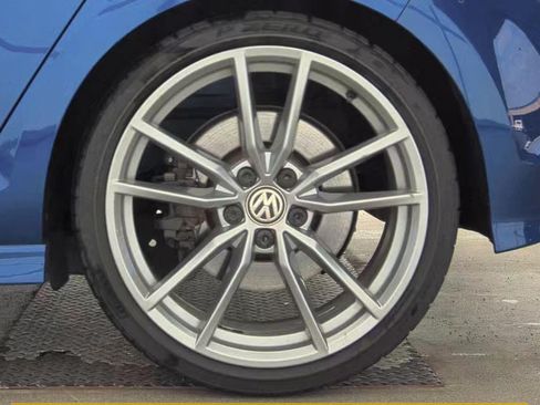 Used 2017 Volkswagen Golf R 4-Door AWD/4WD image 11