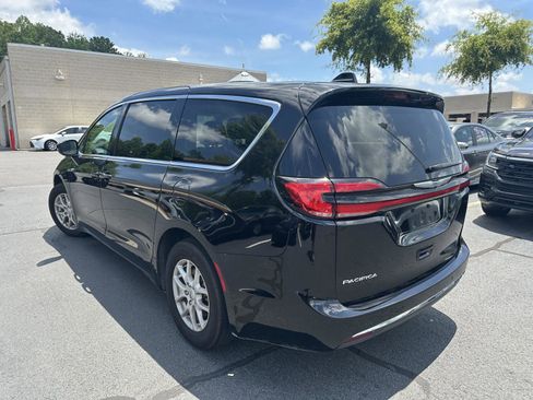 Used 2024 Chrysler Pacifica Touring-L FWD image 8