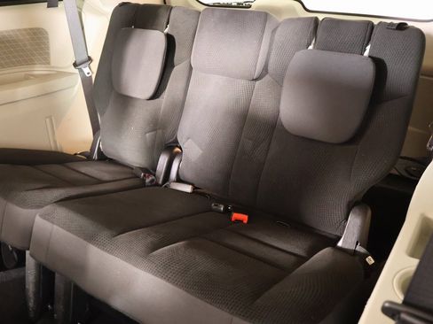 Used 2019 Dodge Grand Caravan SE w/ UConnect Hands-Free Group image 11