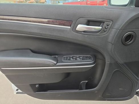 Used 2019 Chrysler 300 Limited image 14