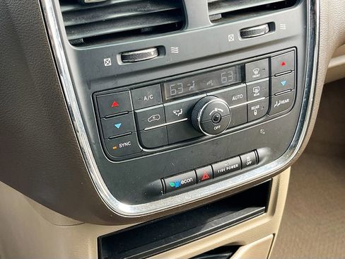 Used 2014 Chrysler Town & Country Touring image 15