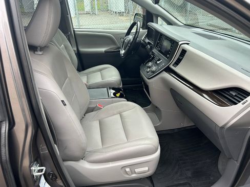 Used 2019 Toyota Sienna XLE w/ XLE Navigation Package image 15