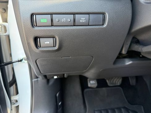 Used 2025 Nissan Sentra SR w/ SR Premium Package FWD image 25