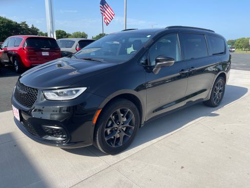 Used 2023 Chrysler Pacifica Touring-L w/ S Appearance Package image 4