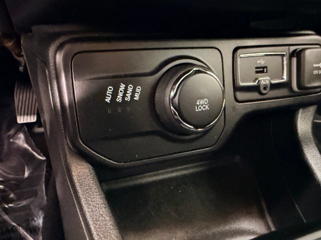 Used 2018 Jeep Renegade Latitude AWD/4WD image 35