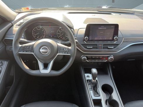 Used 2025 Nissan Altima 2.5 SV FWD image 30