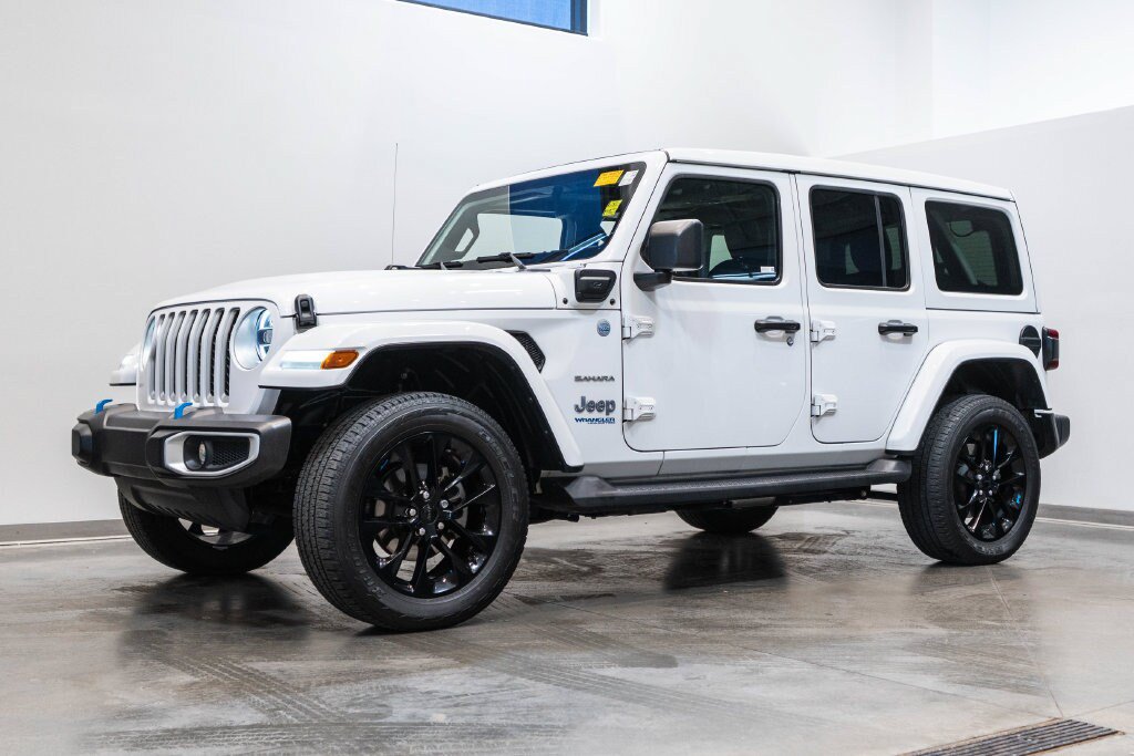 Used 2022 Jeep Wrangler Unlimited Sahara w/ Cold Weather Group AWD/4WD image 3