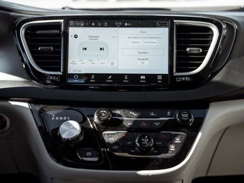 Used 2024 Chrysler Pacifica Touring-L image 18