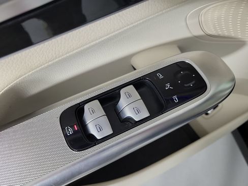 Used 2024 Mercedes-Benz GLC 300 4MATIC image 19