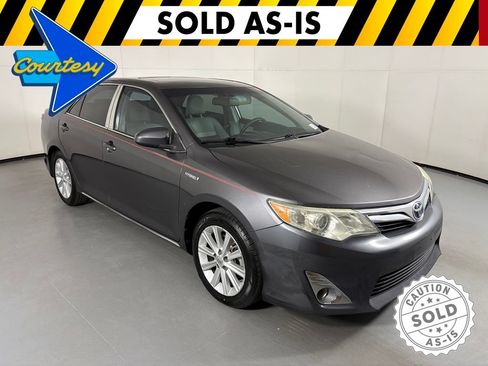 Used 2014 Toyota Camry XLE w/ Moonroof Package FWD image 2