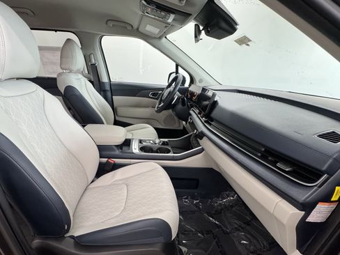 New 2026 Kia Carnival EX FWD image 24