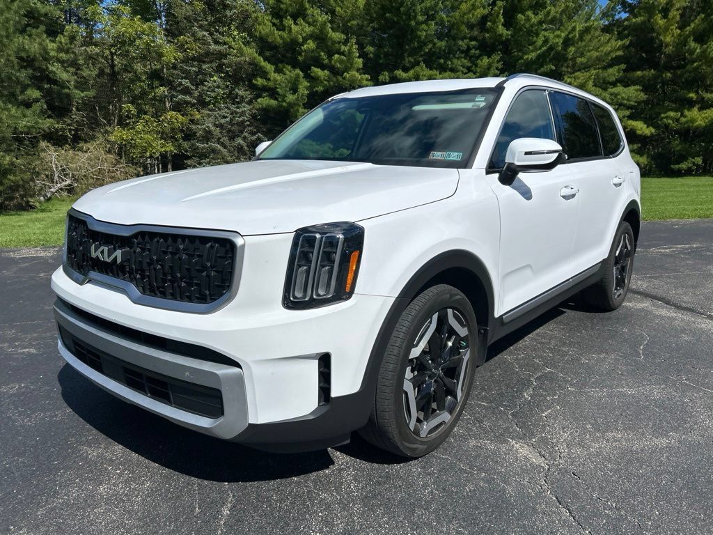Certified 2024 Kia Telluride EX w/ EX Captain's Chair Package AWD/4WD image 3