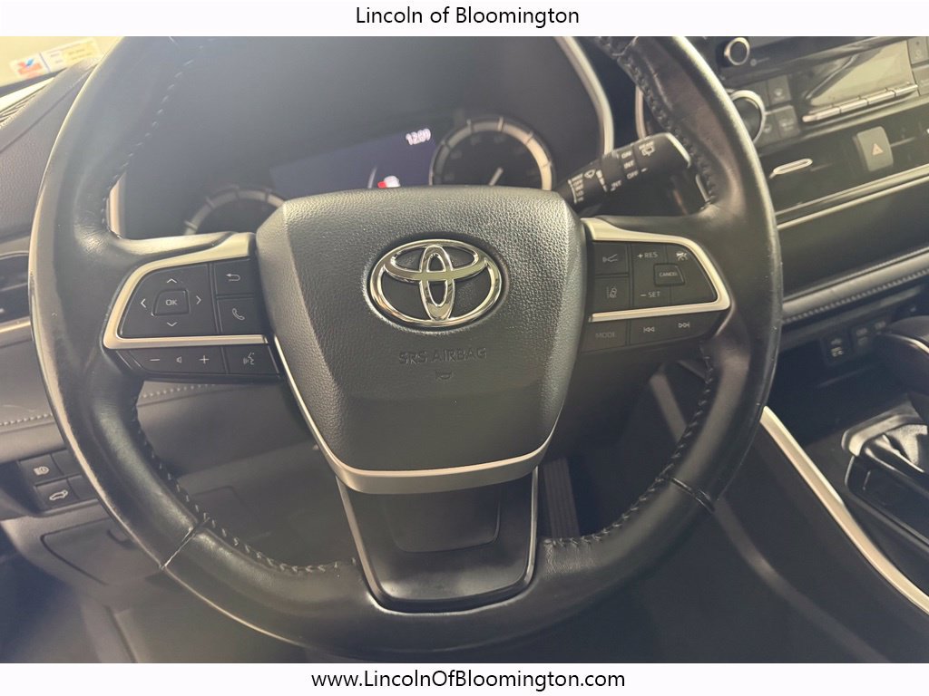 Used 2022 Toyota Highlander XLE AWD/4WD image 18