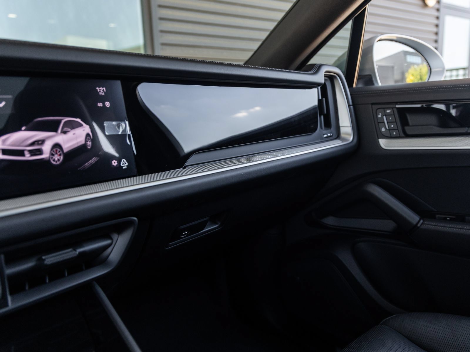 Certified 2025 Porsche Cayenne E-Hybrid Coupe AWD/4WD image 31