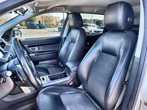Used 2017 Land Rover Discovery Sport SE image 17