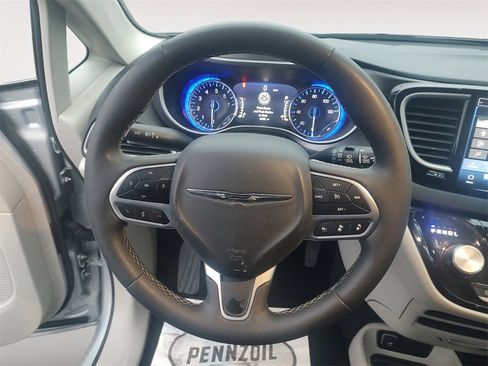 Used 2024 Chrysler Pacifica Touring-L image 12