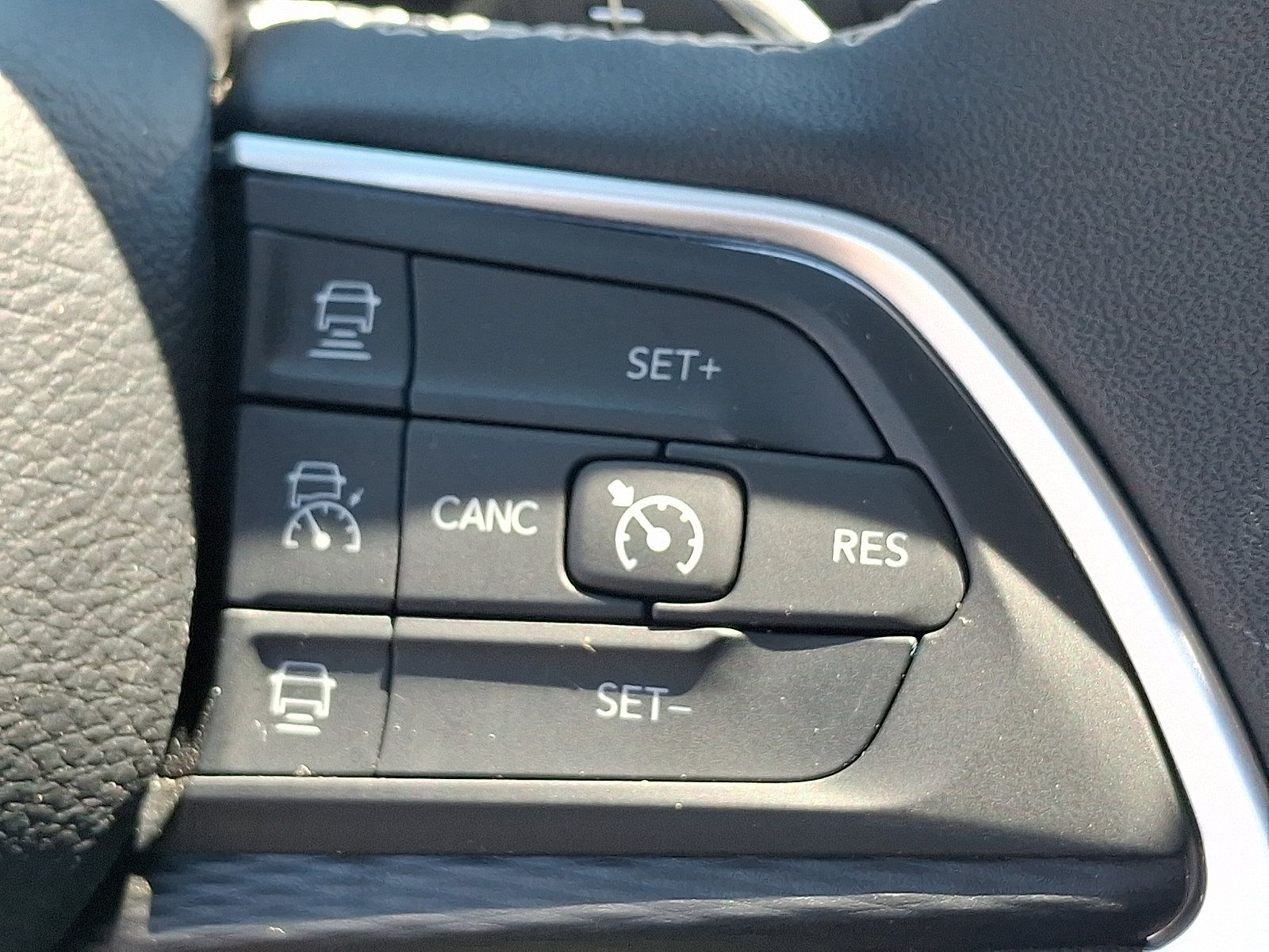 Used 2023 Jeep Grand Cherokee Laredo w/ Luxury Tech Group I AWD/4WD image 22