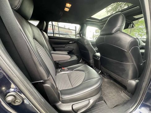 Used 2021 Toyota Highlander XSE AWD/4WD image 32