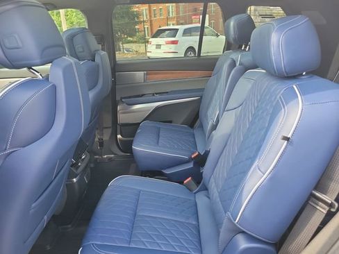 New 2026 Cadillac Vistiq Premium Luxury w/ LPO, Floor Liner Package AWD/4WD image 24