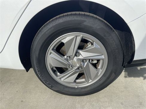 Used 2025 Hyundai Elantra SE image 30