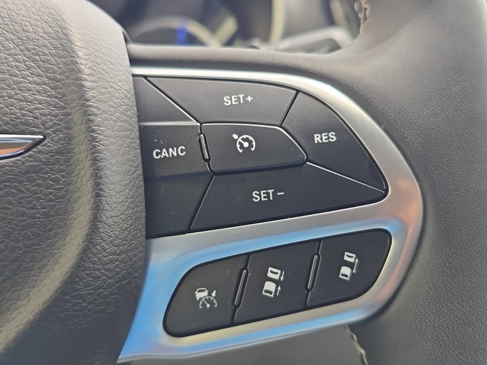 Used 2024 Chrysler Pacifica Limited FWD image 22