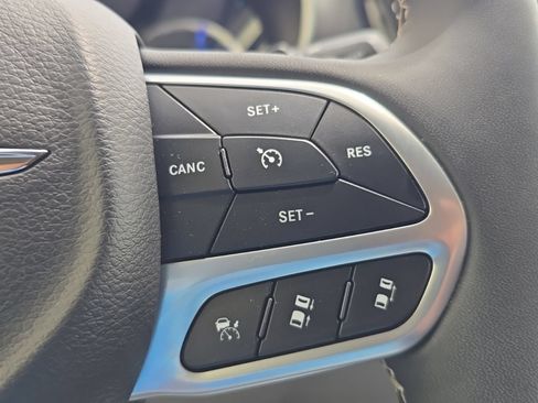 Used 2024 Chrysler Pacifica Limited FWD image 22