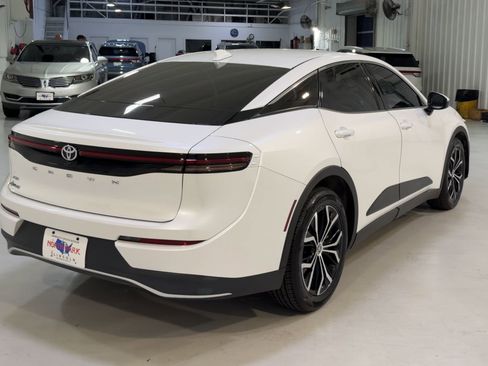 Used 2023 Toyota Crown XLE image 9