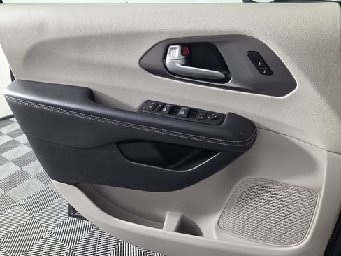 Used 2023 Chrysler Pacifica Touring-L FWD image 20