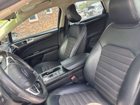 Used 2017 Ford Fusion SE w/ Equipment Group 201A FWD image 13