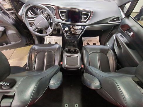 Used 2020 Chrysler Pacifica Touring-L image 29